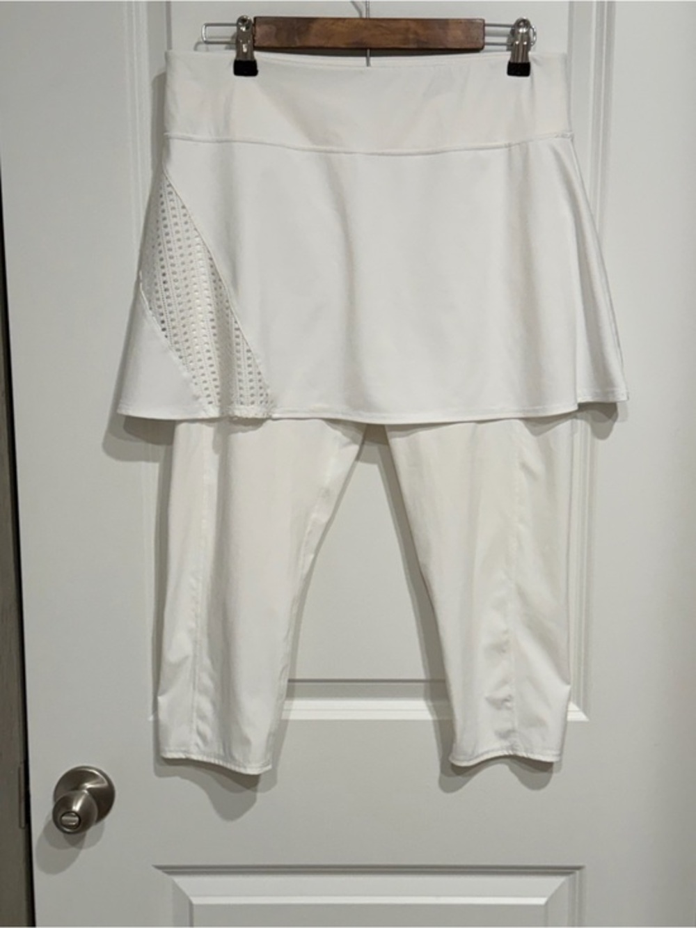 Tuckernuck Tennis Sport White Compression Skirted Capri Leggings size Large